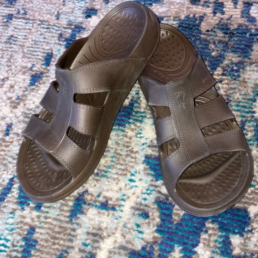 NWOT NUU SOLE